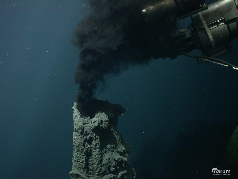 Der Unterwasserroboter ROV Quest nimmt Wasserproben an einem so genannten Schwarzen Raucher" am Meeresboden. Foto: MARUM