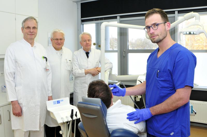 Prof. Werner Hosemann (li.) und Prof. Hans-Robert Metelmann (mi.) mit dem Ärztlichen Vorstand Prof. Claus-Dieter Heidecke (2. v. li.) und Zahnarzt Dr. Rico Rutkowski (re.)