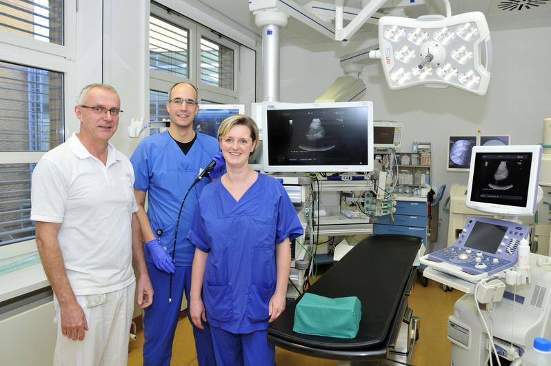 Prof. Ralf Ewert (li.) mit Dr. Michael Boesche  und Schwester Anja Juds in der Bronchoskopie. 