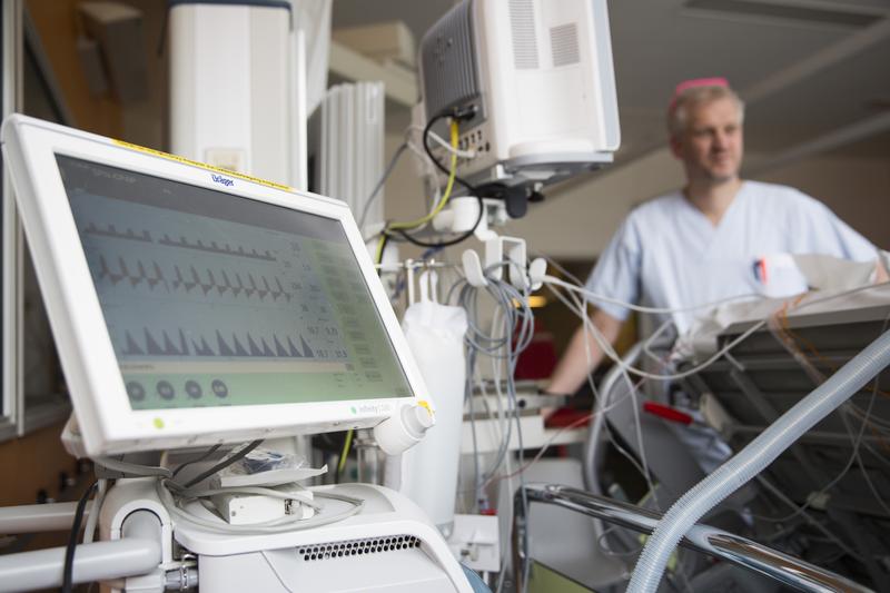 Künstliche Beatmung eines Patienten auf der Intensivstation des Universitätsklinikums Leipzig - überwacht vom Leitenden Oberarzt Intensivmedizin am UKL, PD Dr. Sven Laudi.