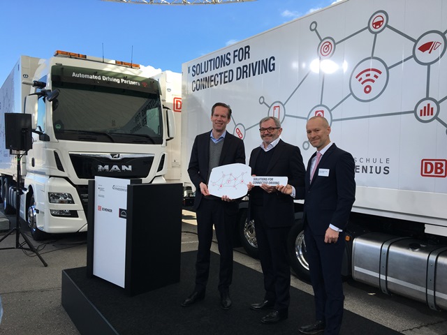 Symbolische Schlüsselübergabe: von links nach rechts - Dr. Frederik Zohm (MAN Truck & Bus AG), Ewald Kaiser (DB Schenker), Prof. Dr. Christian T. Haas (Hochschule Fresenius)