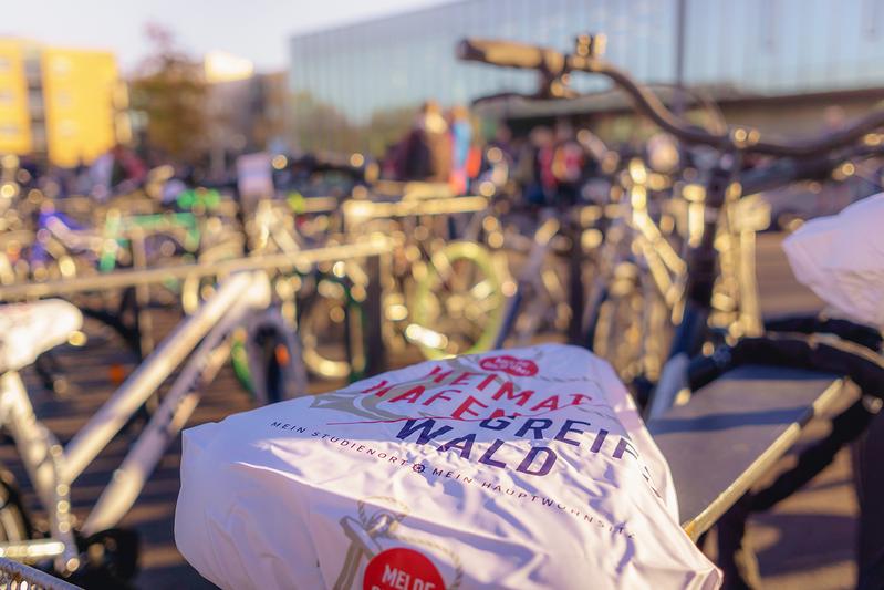 Fahrradsattelbezüge mit dem Heimathafen-Slogan werden als Werbemaßnahme in der gesamten Stadt verteilt.