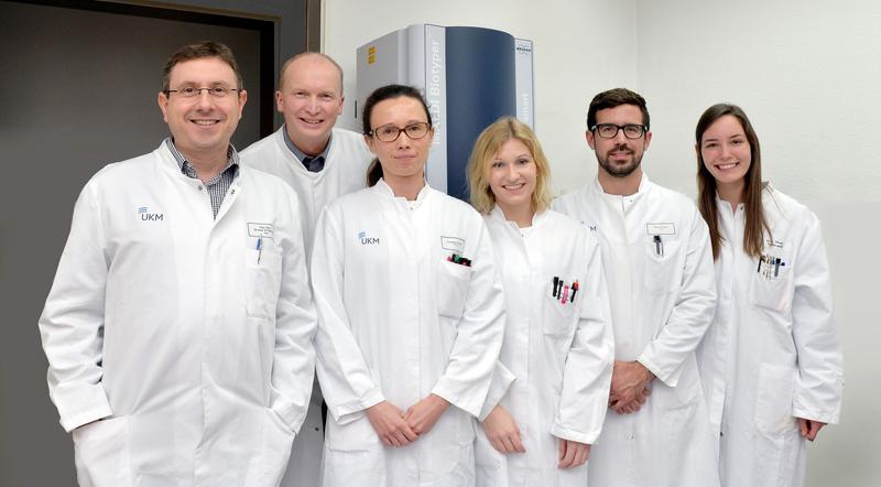 Priv.-Doz. Dr. Evgeny Idelevich, Prof. Dr. Karsten Becker, Damayanti Kaiser, Alexandra Busch, Carlos Correa-Martinez and Luise Storck (from left) standing in front of the MALDI-TOF instrument.