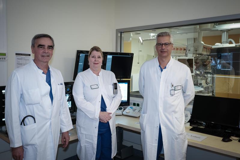 Prof. Dr. med. Karl-Heinz Kuck (Chefarzt Kardiologie), /Prof. Dr. med. Sigrid Nikol (Chefärztin Angiologie) und Dr. med. Harald Paukisch (Sektionsleiter Neuroradiologie), Gruppenfoto (v.l.n.r.).