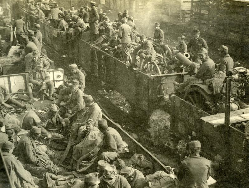 Soldaten am Bahnhof Bozen nach dem Zusammenbruch der Front, 6. November 1918