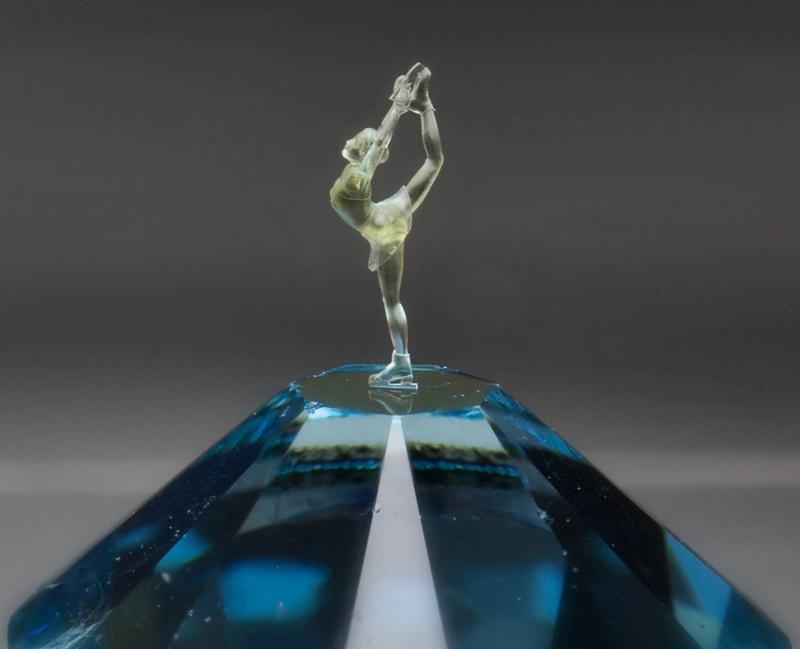 Die nur drei Millimeter große Eistänzerin wurde auf die Spitze eines Kristalls gedruckt. 