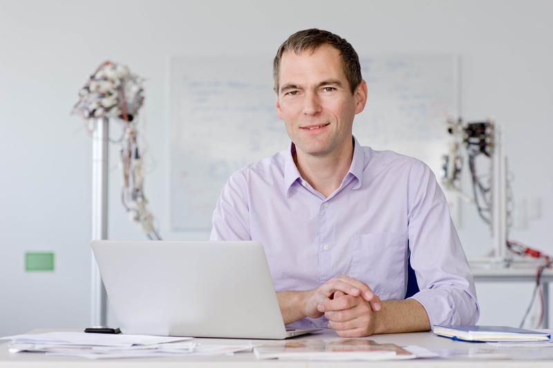  Dr. Florian Röhrbein ist als Privatdozent am Lehrstuhl für Echtzeitsysteme und Robotik an der TU München tätig und Herausgeber der Zeitschrift „Frontiers in Neurorobotics“.
