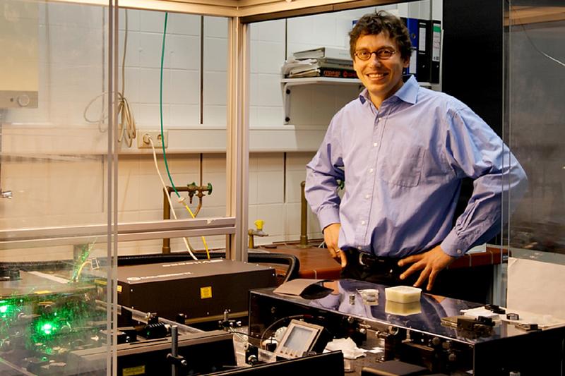 Der Lichtsammler: Prof. Peter Jomo Walla entwickelt Farbstofffolien für Hochleistungssolarzellen