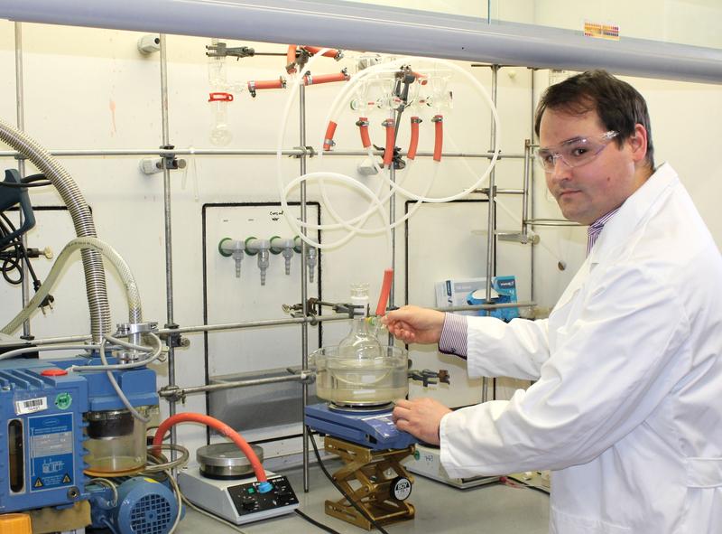 Steffen Reich M.Sc., Bayreuther Chemie-Doktorand, bei der Herstellung einer Lösung mit winzigen Silberdrähten.