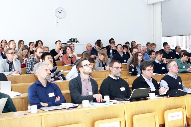 Über 80 Forschende aus der Mikrobiologie, Infektionsforschung, Biochemie und Bioinformatik kamen zum Auftakttreffen des neuen Schwerpunktprogramms in Kiel zusammen. 
