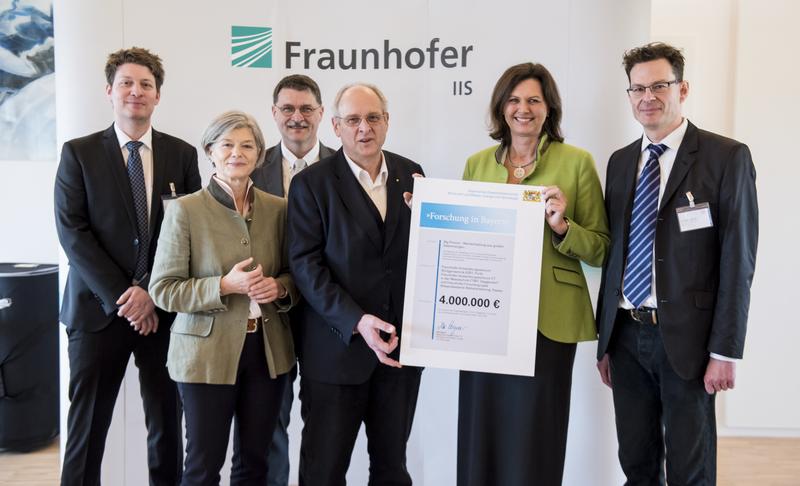 Staatsministerin Aigner übergab den Förderbescheid an Prof. Dr. Randolf Hanke (Fraunhofer EZRT) und die Projektbeteiligten der Universität Passau und der TH Deggendorf.