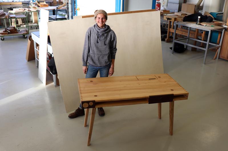 Julia Schröder schloss erfolgreich ihre Tischlerin-Ausbildung am Fachbereich für Holzingenieurwesen an der HNEE ab. Ihr Gesellenstück ist ein Schreibtisch aus Nussbaum und Eschenholz.