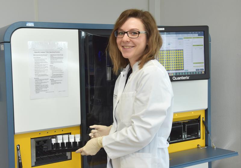 Die Medizinisch-technische Assistentin Nicole Kretschmann kann mit dem SIMOa-Analyzer bis zu 200 Proben pro Tag untersuchen. 