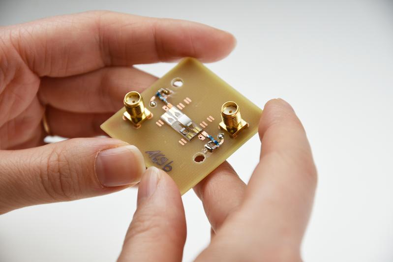The silver, shiny magnetic field sensors developed by CRC 1261 researchers in Kiel are 19 mm long and 4 mm wide. However, they must become even smaller and more sensitive for medical use.