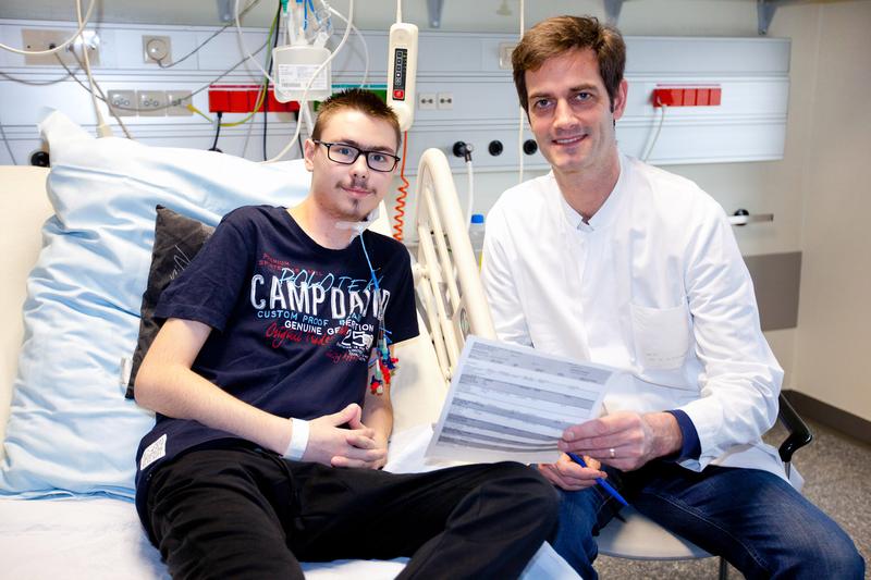  Denis W., der an Mukoviszidose erkrankte 20-jährige hat eine neue Lunge bekommen. Rechts im Bild ist Dr. Gregor Warnecke, Bereichsleiter Organtransplantation in der HTTG-Chirurgie. 