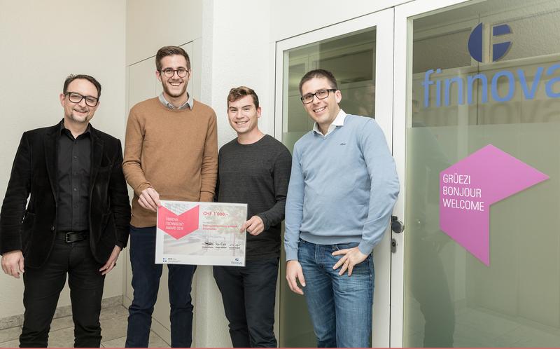 Die Vergabe des 1. Finnova-Technology-Award in Chur (v.l.n.r.): Ralph Hutter (Head Product Management Digitalisation, Finnova AG), Luca Barletta, Daniel Gnägi, Corsin Capol (Dozent, HTW Chur).