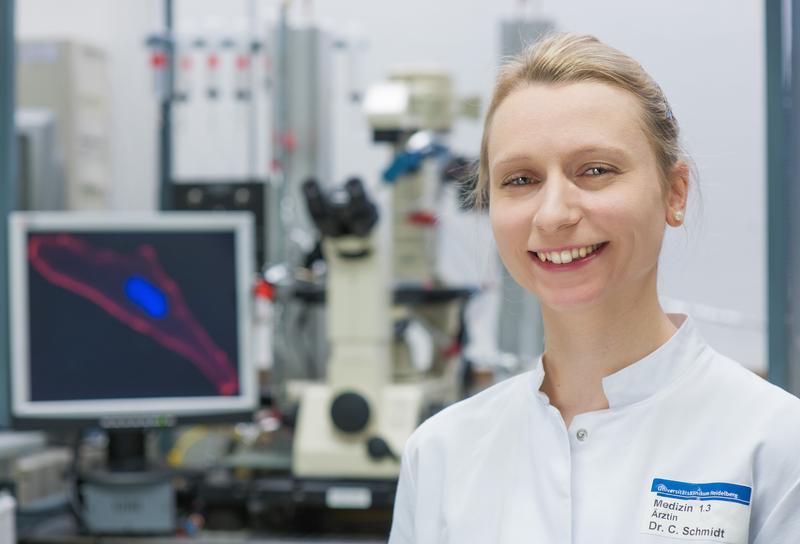 PD Dr. Constanze Schmidt vor ihrem Patch- clamp Setup zur Messung humaner Kardiomyozyten im Labor am Universitätsklinikum Heidelberg. 