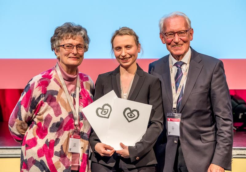 Stifterin Lieselotte Becht (l.), Preisträgerin PD Schmidt und Prof. Hellmut Oelert  (DSHF) bei der Preisübergabe auf dem Herbstkongress 2017 der Deutschen Gesellschaft für Kardiologie (DGK).