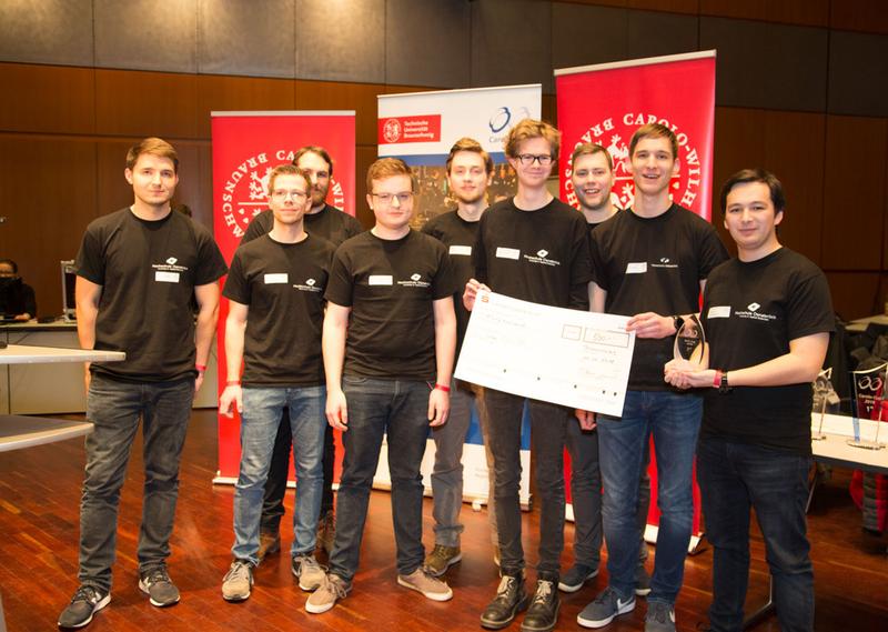 Das Team der Hochschule Osnabrück hat beim internationalen Wettbewerb der autonomen Modellautos Carolo Cup an der TU Braunschweig den dritten Platz in der Einsteiterklasse errungen.