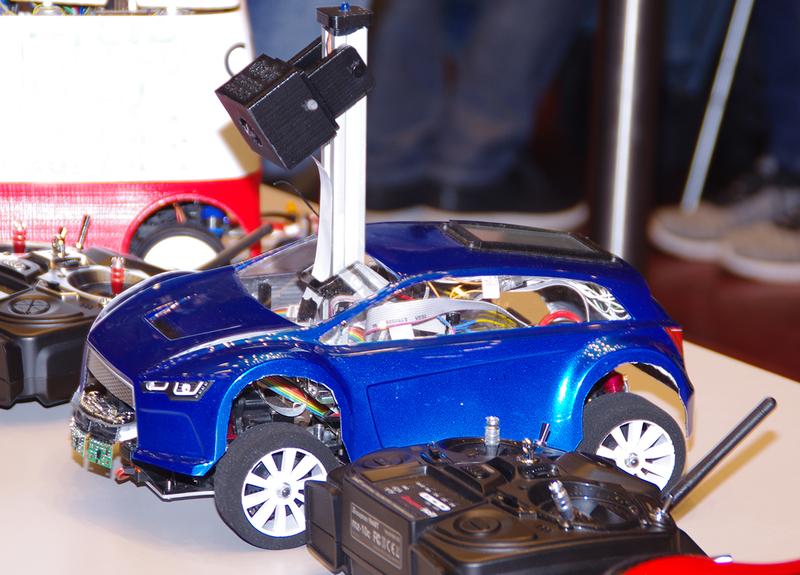 Auf Erfolgskurs: Autonomes Modellauto OSCAR der Hochschule Osnabrück verwies auch internationale Konkurrenz aus China, Polen und der Schweiz auf die Plätze.