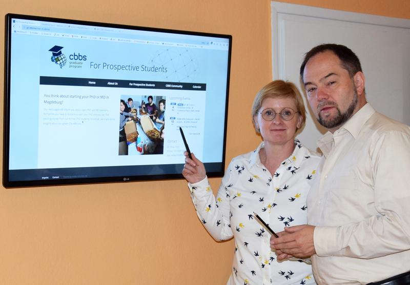 Prof. Dr. Daniela Dieterich und Prof. Dr. Oliver Stork präsentieren die neue Website des CBBS-Graduiertenprogramms.