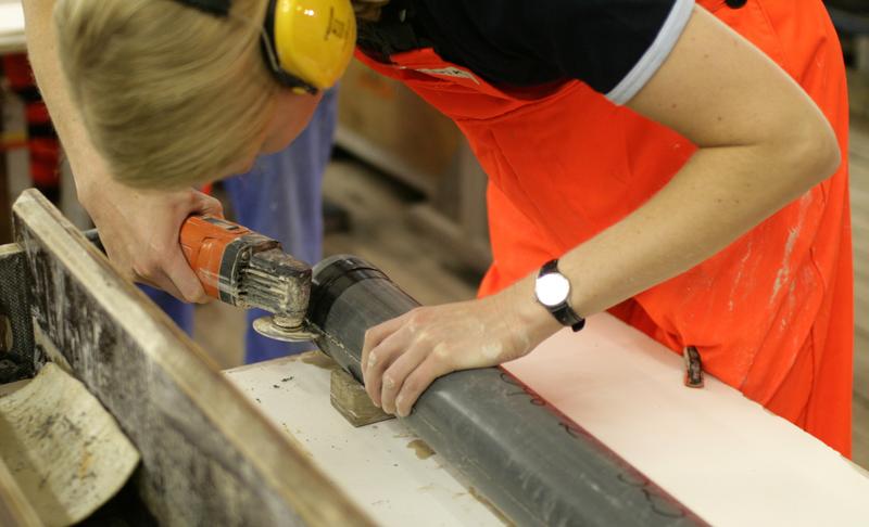 Katharina Pahnke opens a sediment core from the South Pacific.