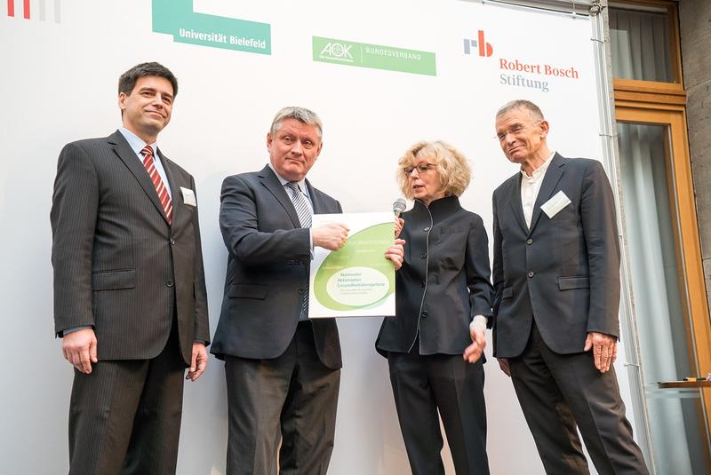 V. l.  n.  r.: Kai Kolpatzik (AOK-Bundesverband), Bundesgesundheitsminister Hermann Gröhe, Doris Schaeffer (Universität Bielefeld), Klaus Hurrelmann (Hertie School of Governance).