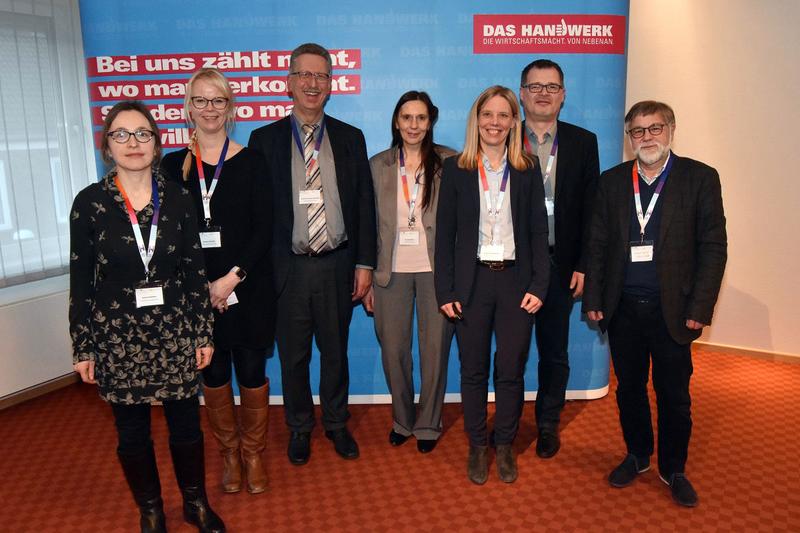 Das Projektteam und Hochschulvertreter bestehend aus Anita Cembolista, Kerstin Schröder, Prof. Dr. Dr. Rainer Kreuzhof, Dr. Heike Bille sowie Prof.‘in Dr. Birte Nicolai mit den Förderern Stefan Wolfra