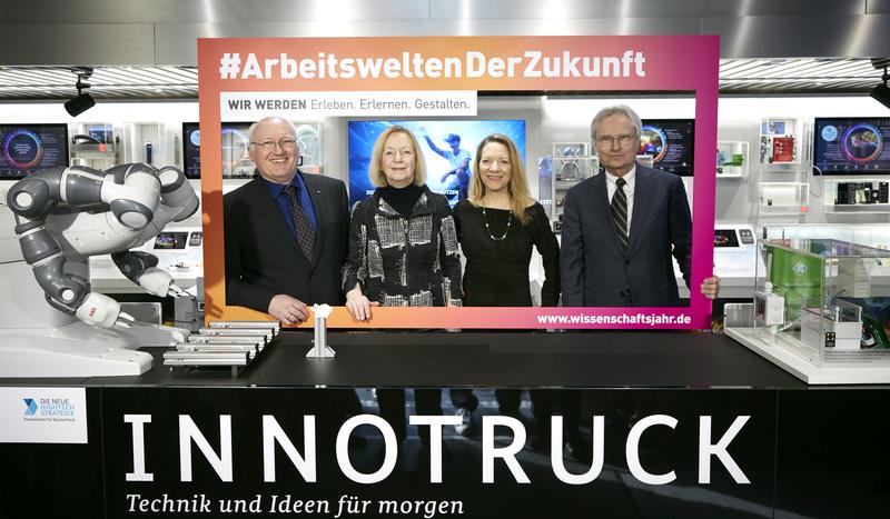 Bundesforschungsministerin Johanna Wanka, Antje Boetius, Henning Kagermann und Klaus Bengler, im Ausstellungsfahrzeug InnoTruck beim Auftakt des Wissenschaftsjahres 2018 – Arbeitswelten der Zukunft.