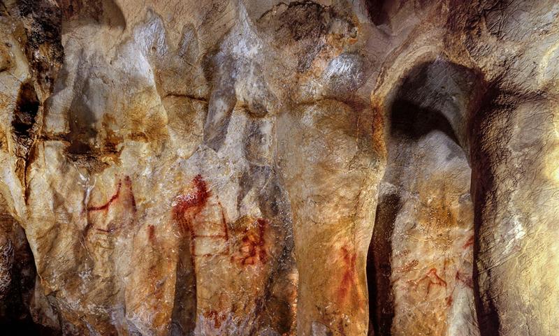 Höhlenmalerei in der Höhle La Pasiega (Sektion C). Das leiterartige Gemälde aus waagrechten und senkrechten Linien (Mitte links) ist über 64.000 Jahre alt und muss daher von Neandertalern stammen.