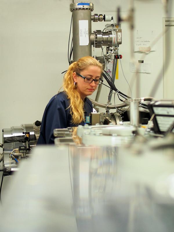 Prof. Dr. Birgitta Bernhardt an der Messkammer im Physik-Department der TU München.