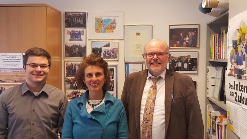 Prof. Dr. Dr. Heribert Popp (rechts) mit seinem Team Monica Ciolacu und Rick Beer  