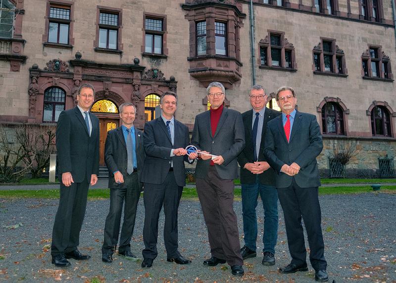 Klaus Desch (3.v.l.) ist neuer Wissenschaftlicher Leiter des Physikzentrums Bad Honnef. Er übernimmt das Amt von Dieter Meschede (3.v.r.), der im April dieses Jahres DPG-Präsident wird.