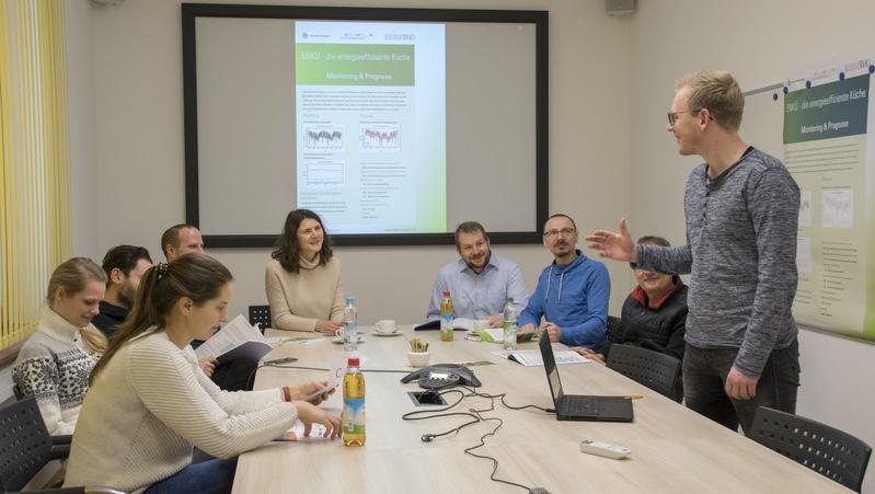 Bernhard Bauer (1. von rechts) entwickelte das Prognosesystem für die energieeffiziente Küche 