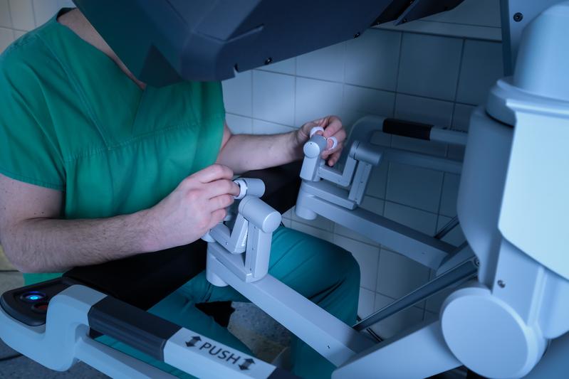 Mediziner bedient die Konsole des weltweit modernsten OP-Robotersystems „da Vinci Xi“ während einer Operation in der Asklepios Klinik Altona (Hamburg)