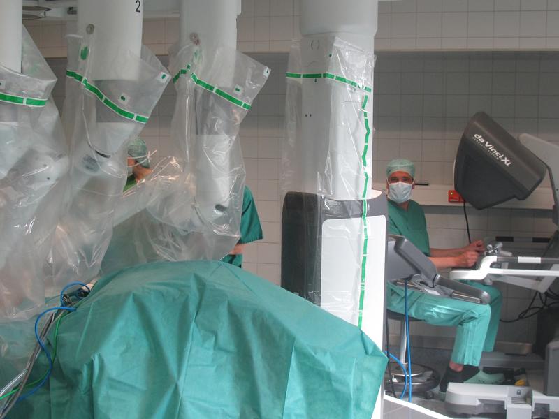 •	Blick in den da Vinci-Operationssaal der Asklepios Klinik Altona (Hamburg) während einer roboterassistieren Operation mit dem „da Vinci Xi“.
