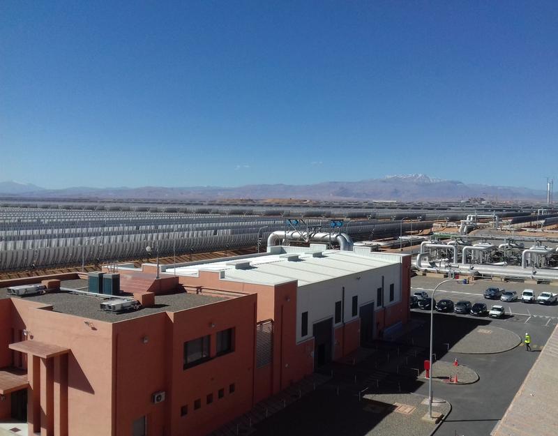 Das Noor CSP Kraftwerk in Ouarzazate, Marokko. Das Parabolrinnenkraftwerk ist mit einem thermischen Speicher gekoppelt, um mit dem Kraftwerk auch die abendliche Spitzenlastzeit in Marokko abzudecken.