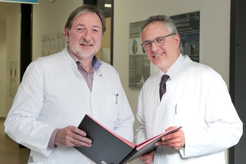 Wolfgang Köhler (links), Leiter des Medizinische Zentrum für Erwachsene mit geistiger oder mehrfacher Behinderung (MZEB) am UKL, mit Prof. Joseph Claßen, Direktor der Klinik für Neurologie (rechts). 