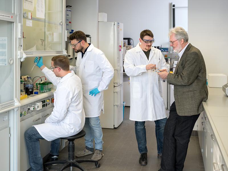 Mitautoren Dr. Florian Reichart, Dr. Andreas Räder, Michael Weinmueller und Prof. Horst Kessler (vlnr) im Garchinger Chemie-Labor. 