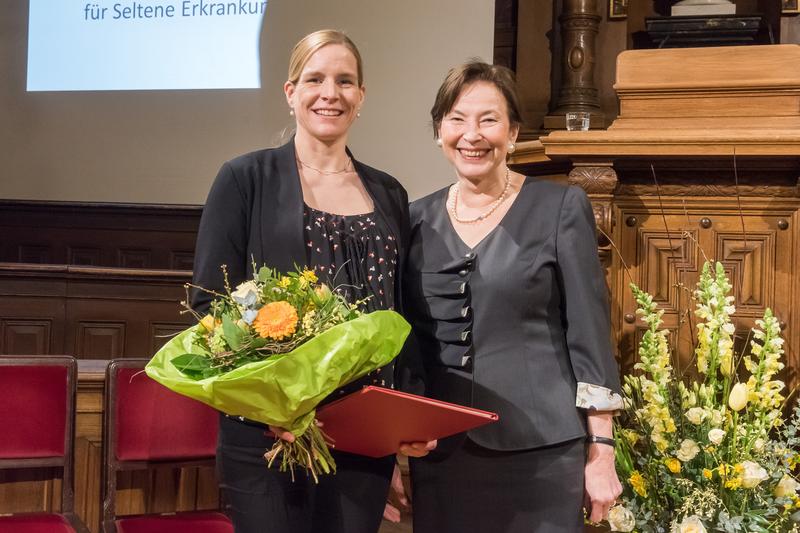 Preisträgerin Dr. Ulrike Hedrich-Klimosch vom Hertie-Institut für klinische Hirnforschung in Tübingen mit Eva Luise Köhler.