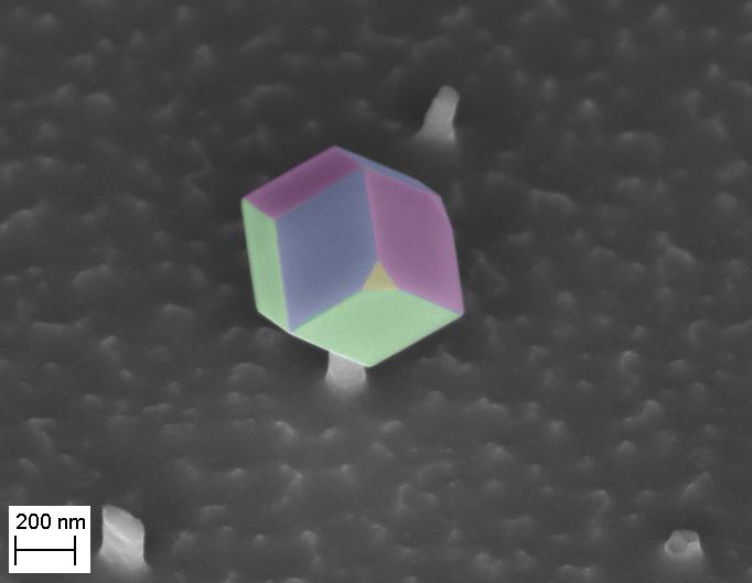 Der GaAs-Nanokristall hat sich als Dodekaeder auf einer Silizium-Germanium-Nadel abgeschieden, zeigt diese REM-Aufnahme (eingefärbt).
