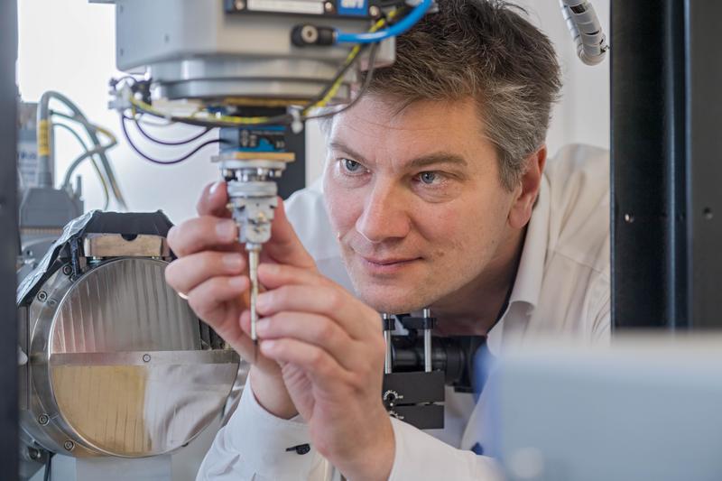Prof. Franz Pfeiffer montiert eine Probe am Nano-CT-Gerät. Er ist Direktor der Munich School of BioEngineering, an der Färbemethode und Nano-CT entwickelt wurden.