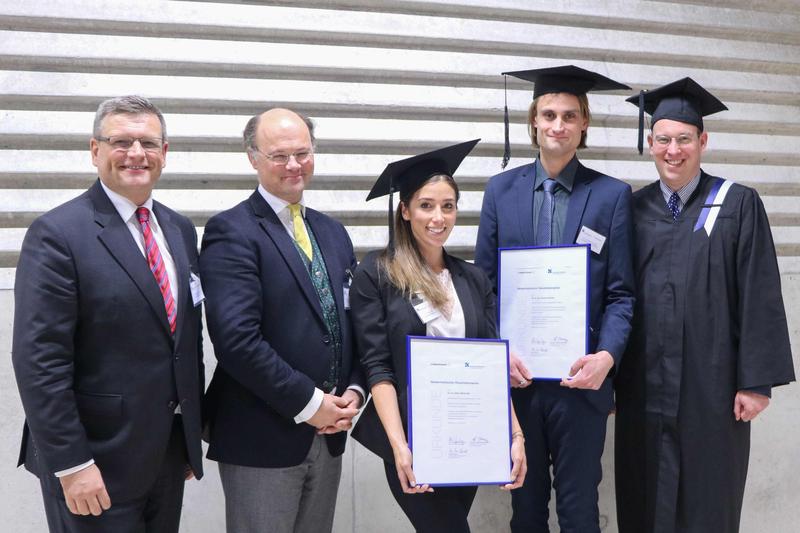 Die beiden Preisträger Dr. Miriam Sari und Dr. Christian Schmitz, eingerahmt von Kai-Uwe Schmidt, Hochschulpräsident Prof. Dr. Hans-Hennig von Grünberg und Prof. Dr. Dr. Alexander Prange. 