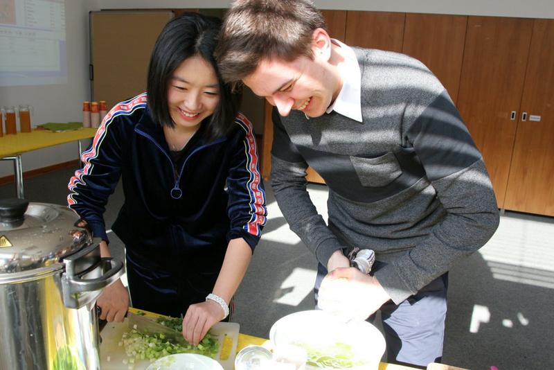 Chinesisches Neujahrsfest an der Berlin Professional School der HWR Berlin. Studierende des chinesisch-europäischen Masterstudiengangs kochen gemeinsam traditionelle chinesische Speisen.