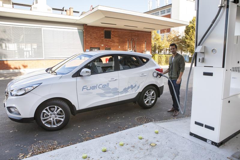 At the "gas station of the future" at the Geneva Motor Show, visitors can try to refuel a Hyundai ix35 Fuell Cell on a simulator.