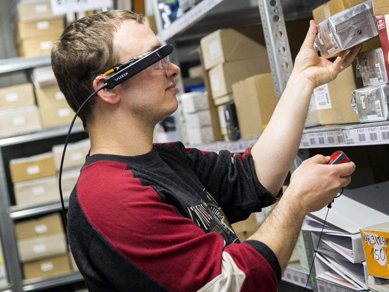 Marc Pulz, Mitarbeiter im Bereich Kommissionierung bei der Schmaus GmbH, nutzt die Datenbrille bei seiner Arbeit.