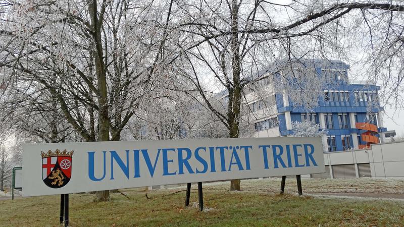 Schriftzug vor dem Eingang der Universität