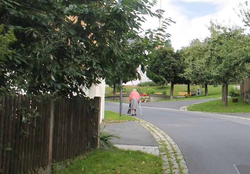 Alt werden in der dörflichen Idylle? Im Rahmen einer bundesweiten Tagung zum Thema „Hochaltrige im Dorf“ wird am 7. Juni 2018 erörtert, was es bedeutet, seinen Lebensabend auf dem Dorf zu verbringen