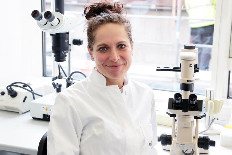 Dr. Diana Pauly, Biologin im Labor für Experimentelle Augenheilkunde im Universitätsklinikum Regensburg (UKR).