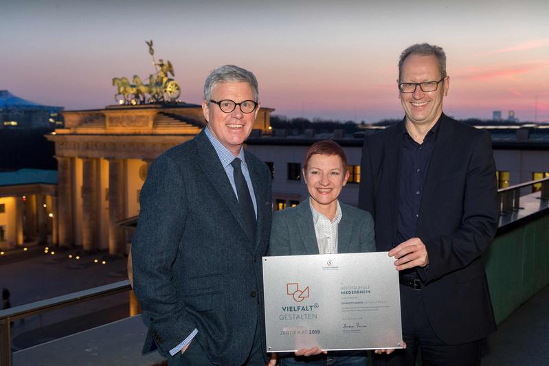 Prof. Dr. Berthold Stegemerten, Vizepräsident für Studium und Lehre, Projektmitarbeiterin Martina Vollbrecht, Prof. Dr. Andreas Schlüter, Generalsekretär Stifterverband. 